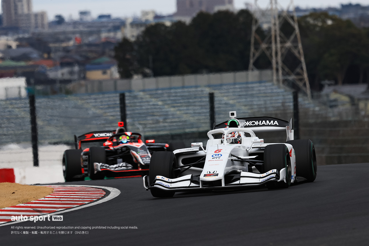 太田格之進（DOCOMO TEAM DANDELION RACING）と岩佐歩夢（TEAM MUGEN）が繰り広げた優勝争い