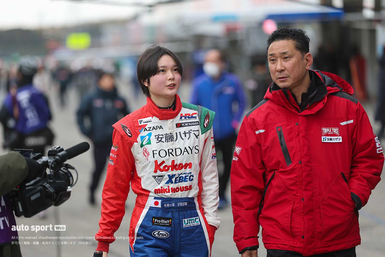 Jujuと野田英樹監督（HAZAMA ANDO Triple Tree Racing）