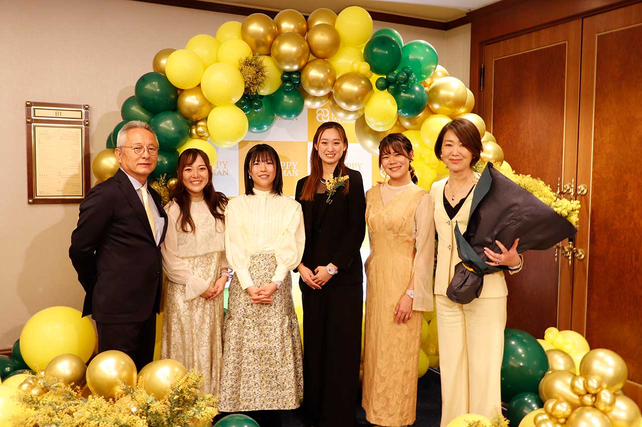 関谷正徳代表、岩岡万梨恵、佐藤こころ、佐々木藍咲、翁長実希、関谷葉子ディレクター