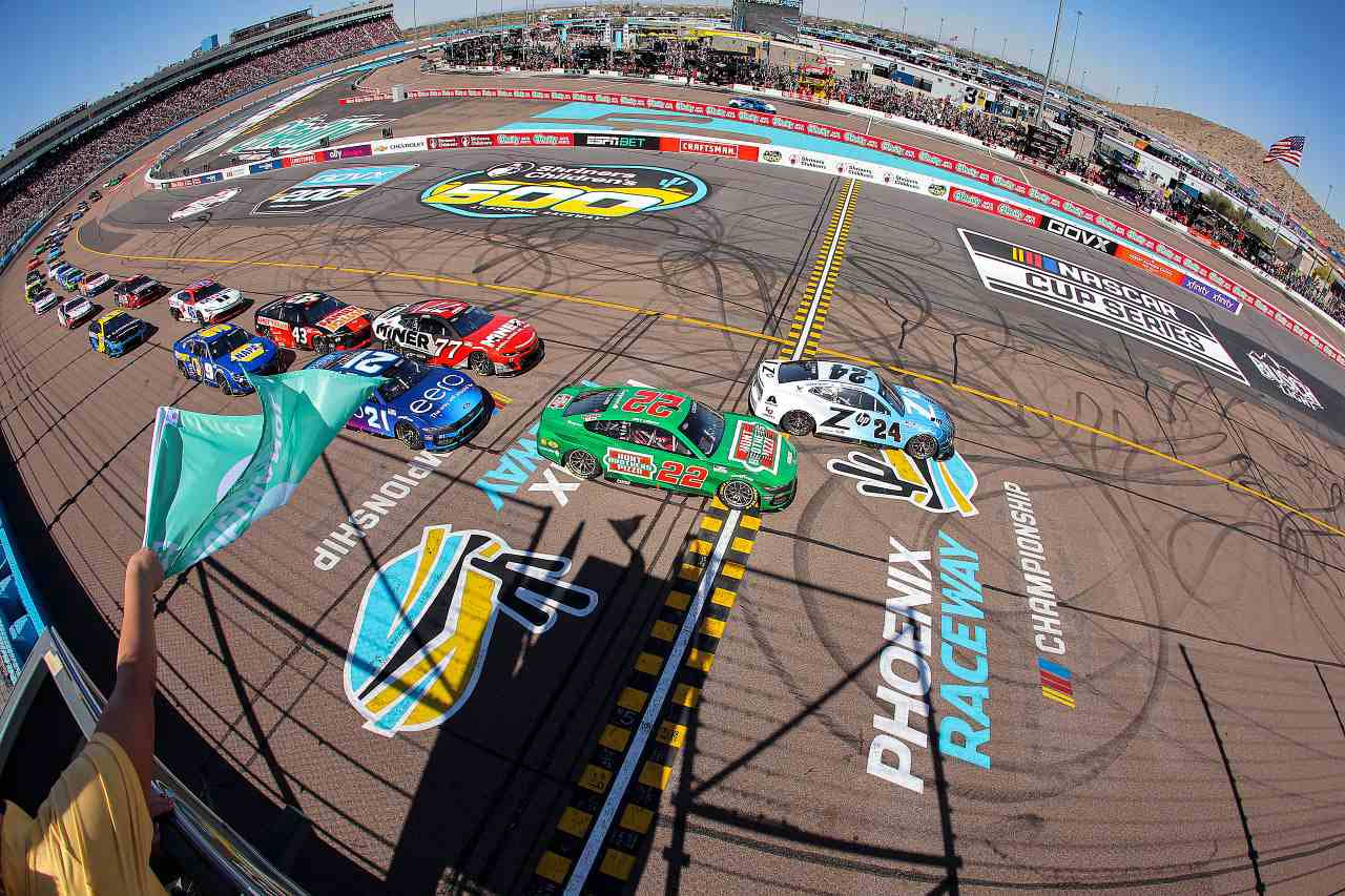 兄貴分ハムリンをサイド・バイ・サイドで撃破。トヨタのベルが破竹の3連勝を達成／NASCAR第4戦