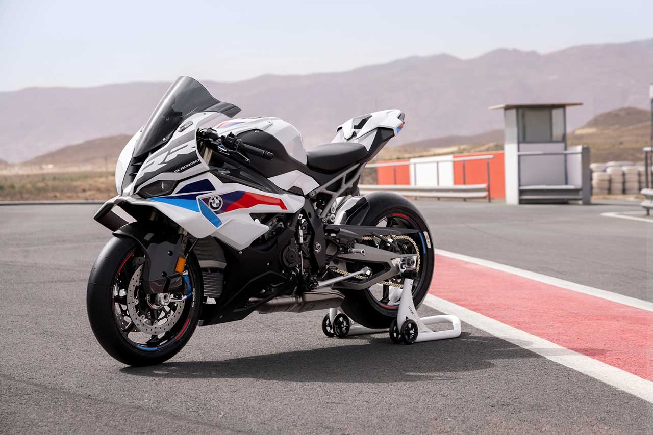 BMWモトラッド、25年モデルの『M1000RR』、『S1000RR』、『F900R／XR』など全19車種を大阪／東京モーターサイクルショーで国内初展示