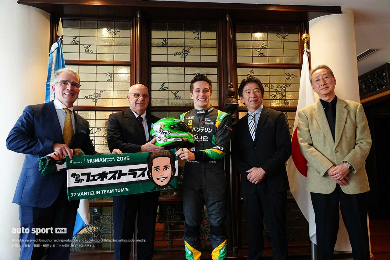 サッシャ・フェネストラズが駐日アルゼンチン大使館を表敬訪問