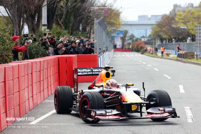 角田、フェルスタッペンらレッドブルファミリーがF1デモラン。お台場の観衆にホンダサウンドを届ける