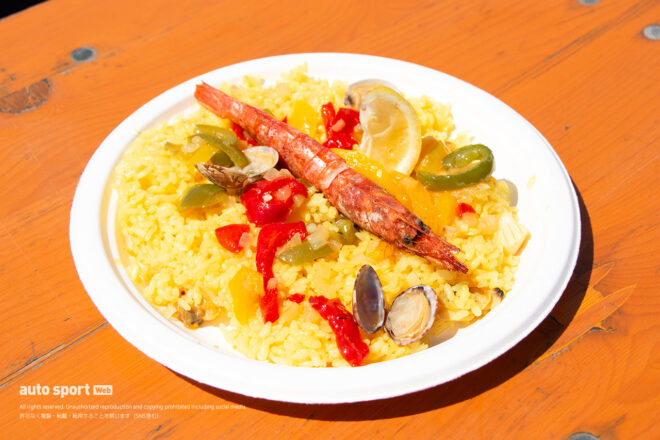 スペイン料理のお店で提供されているパエリア