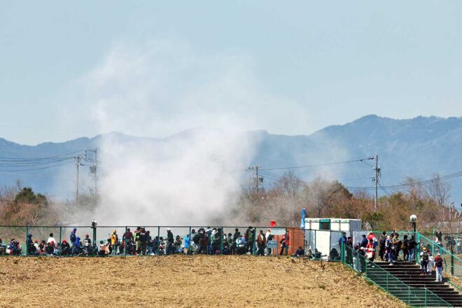 2025年F1日本GP FP3で発生したランオフエリアの芝生の火災