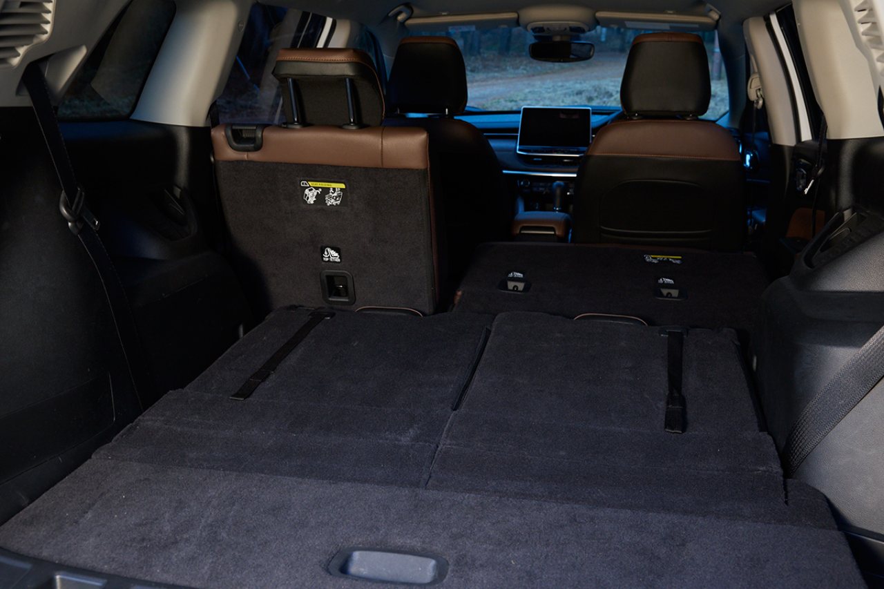 ジープ、3列SUV『コマンダー』にダック含む人気オプション満載の限定車“Freedom Edition”を設定