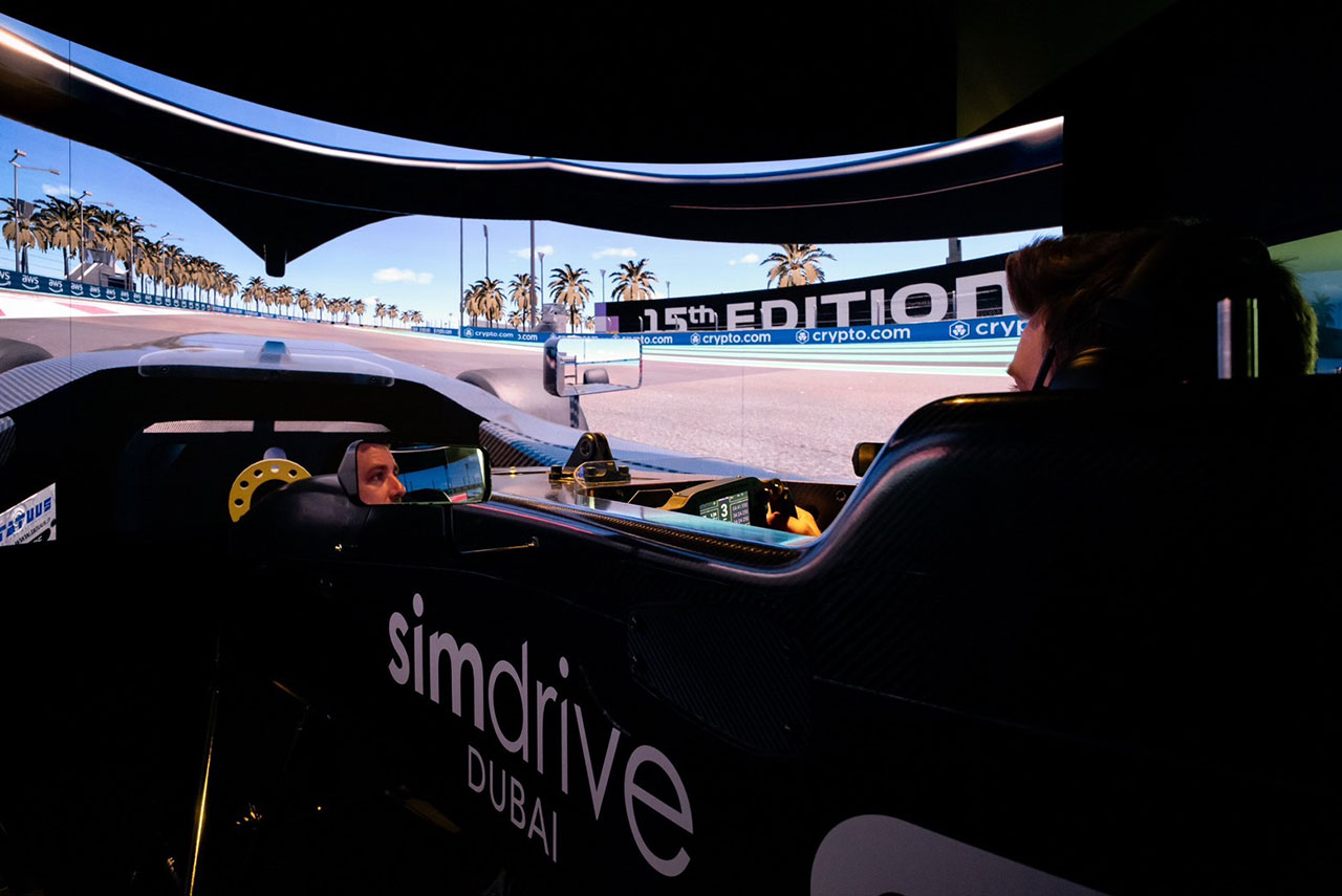 藤井誠暢がプロデュースするドライビングラボ『simdrive』の海外初拠点がドバイ・ヒルズにオープン