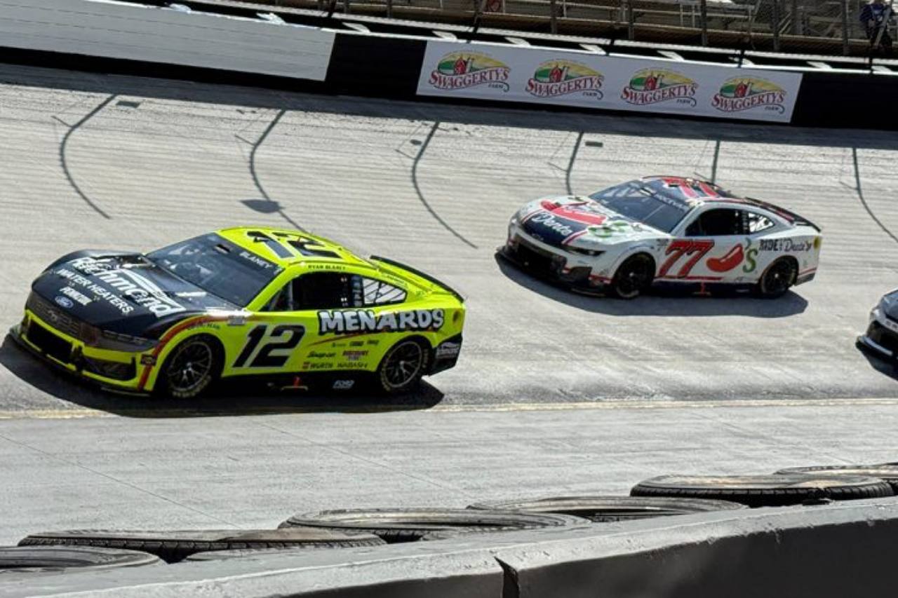 惜敗デニー・ハムリン初の3連勝は成らず。カイル・ラーソンが急逝の友に捧げる2勝目／NASCAR第9戦