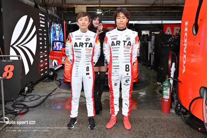 ほぼ全部見せます。2025年スーパーGTドライバーたちのレーシングスーツ姿＆レースアンバサダー（2）