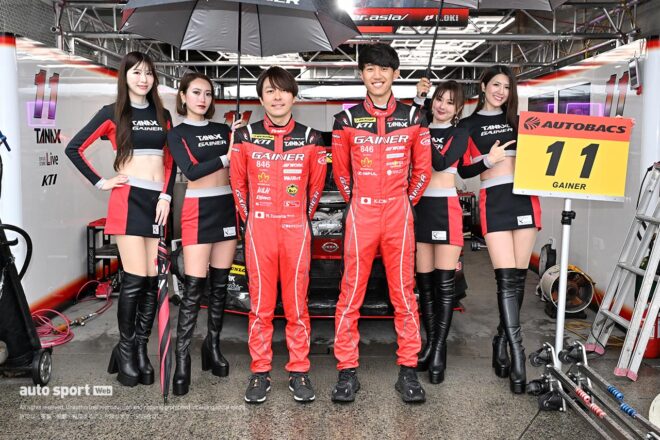 ほぼ全部見せます。2025年スーパーGTドライバーたちのレーシングスーツ姿＆レースアンバサダー（2）