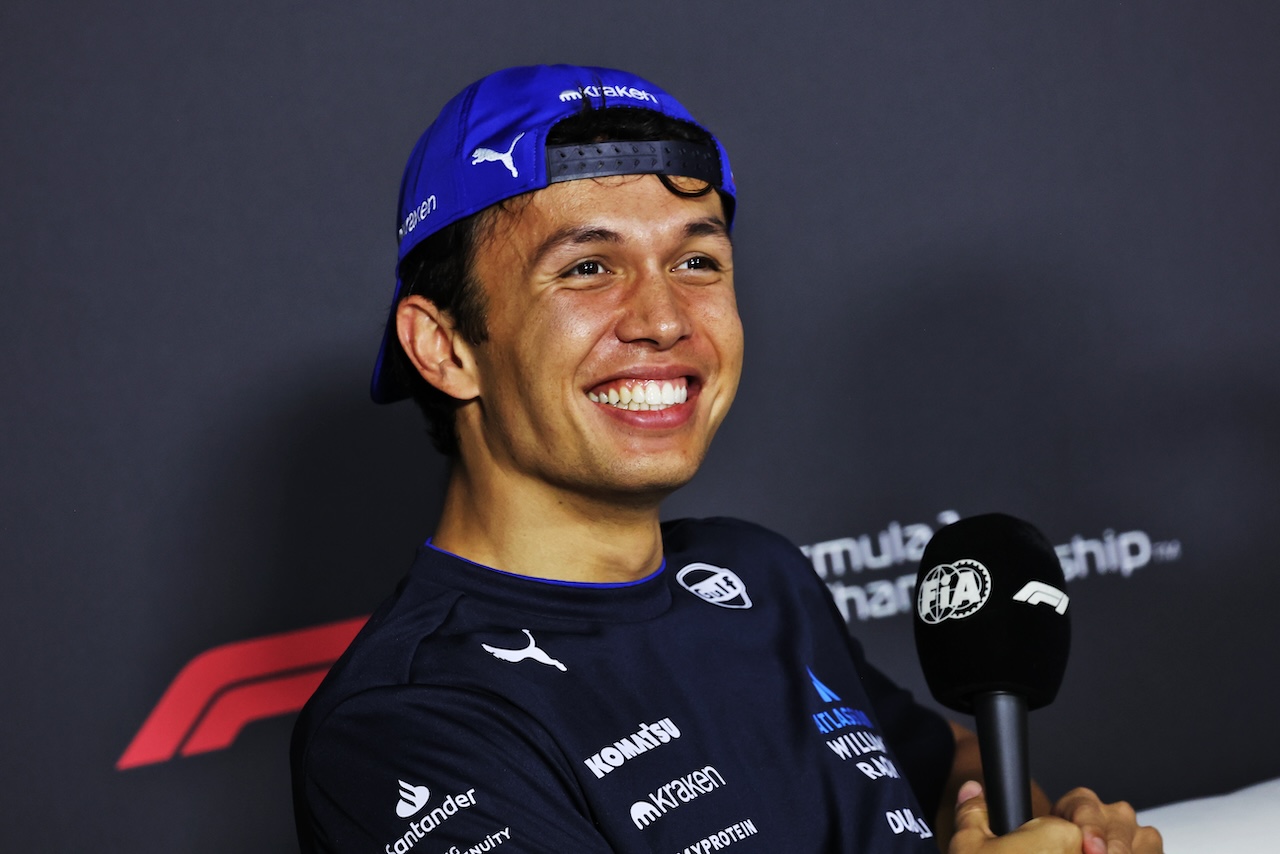 キミとキミ／「通報だ」アルボン、記者会見で忘れたスマホで遊ばれる【SNSピックアップF1第5戦（1）】