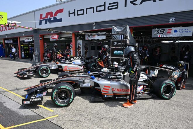 予選に臨むSANKI VERTEX PARTNERS CERUMO・INGINGの2台