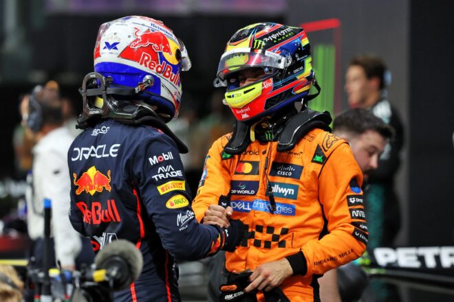 2位オスカー・ピアストリ（マクラーレン）とポールのマックス・フェルスタッペン（レッドブル）