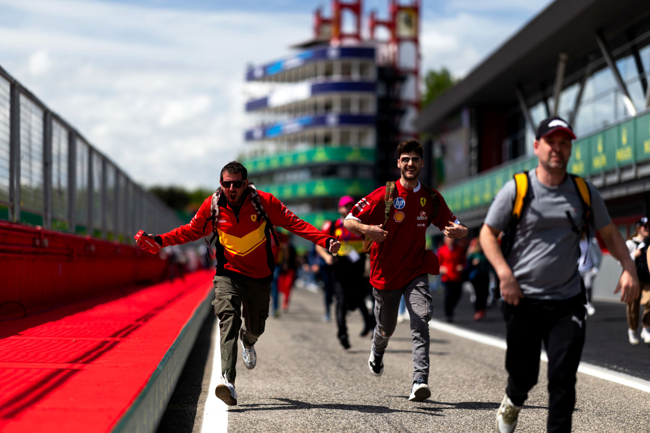 「遅すぎる」通知を疑問視／ドアに妻へのメッセージ／原因特定はマラネロでetc.【第2戦イモラ予選日Topics】