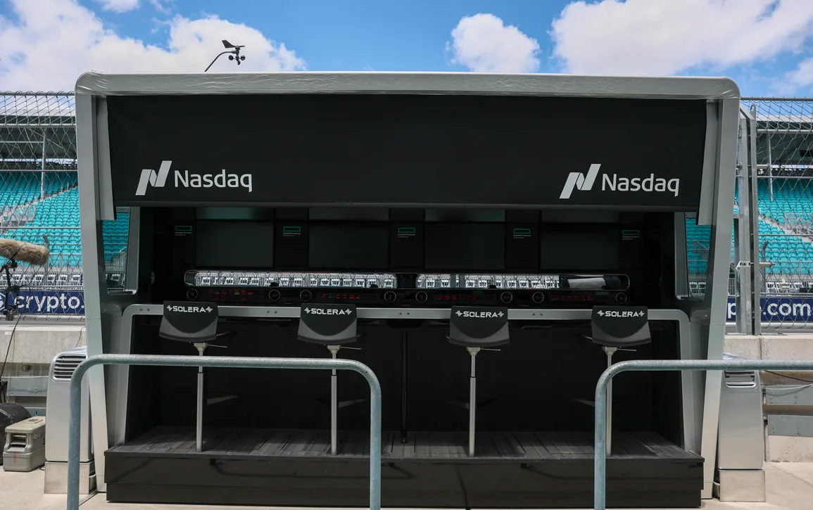 メルセデスF1、アメリカの金融サービス企業『ナスダック』と複数年のパートナーシップを締結