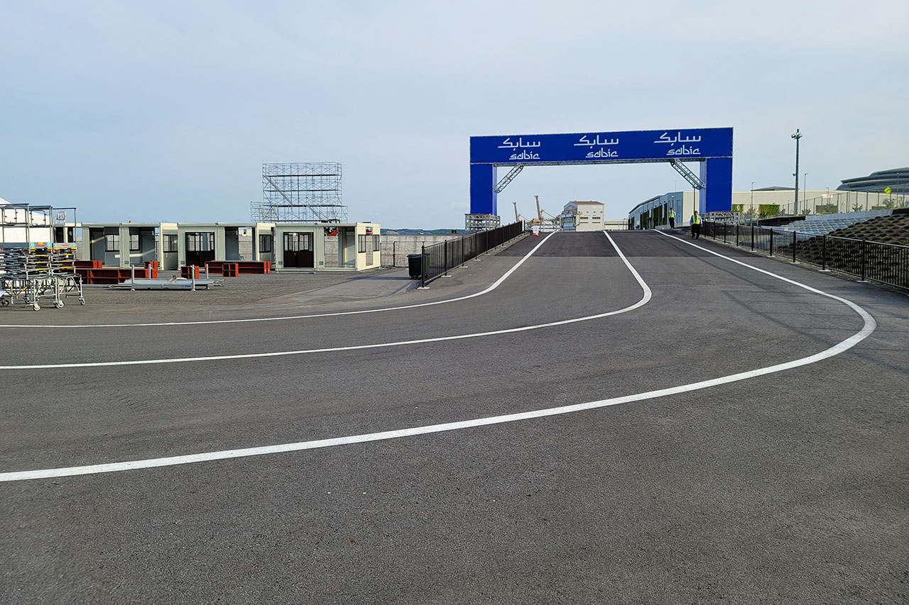 フォーミュラE東京大会へ向け、公道サーキット設営工事がスタート。施工前には当地での祈願祭も実施