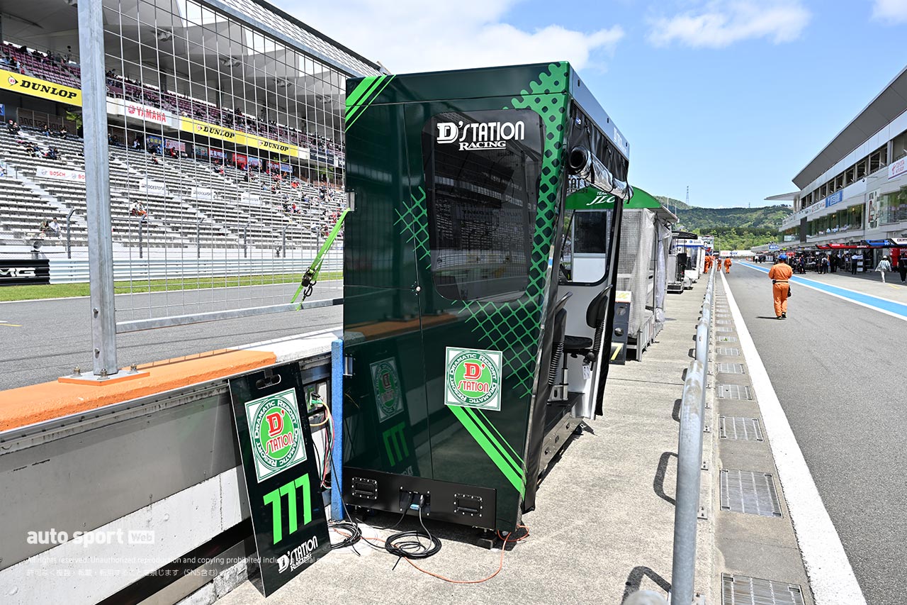 お値段800万円！ D’station Racingが快適性アップへ世界基準の新ピットウォールスタンドを導入