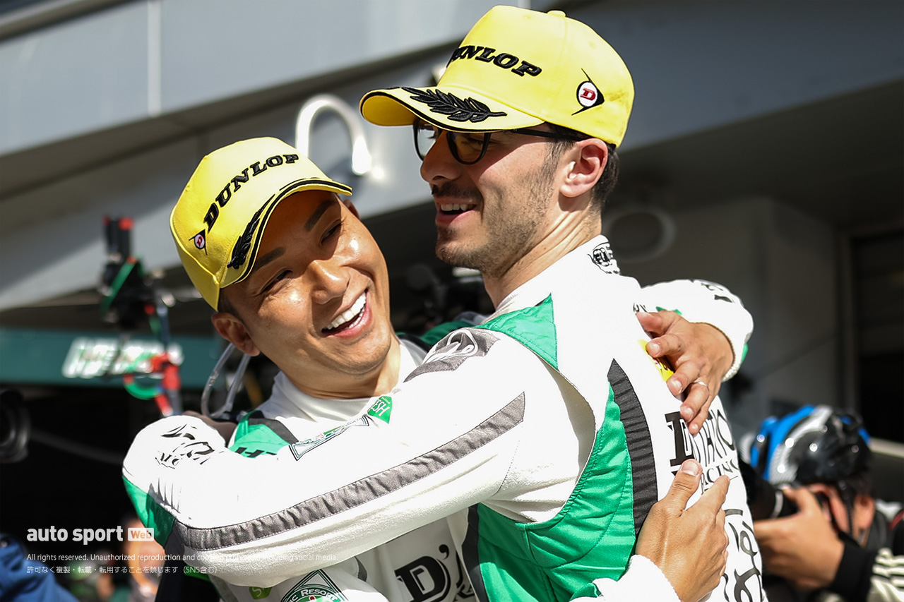 ポールポジションを獲得を喜ぶ藤井誠暢とチャーリー・ファグ（D’station Vantage GT3）