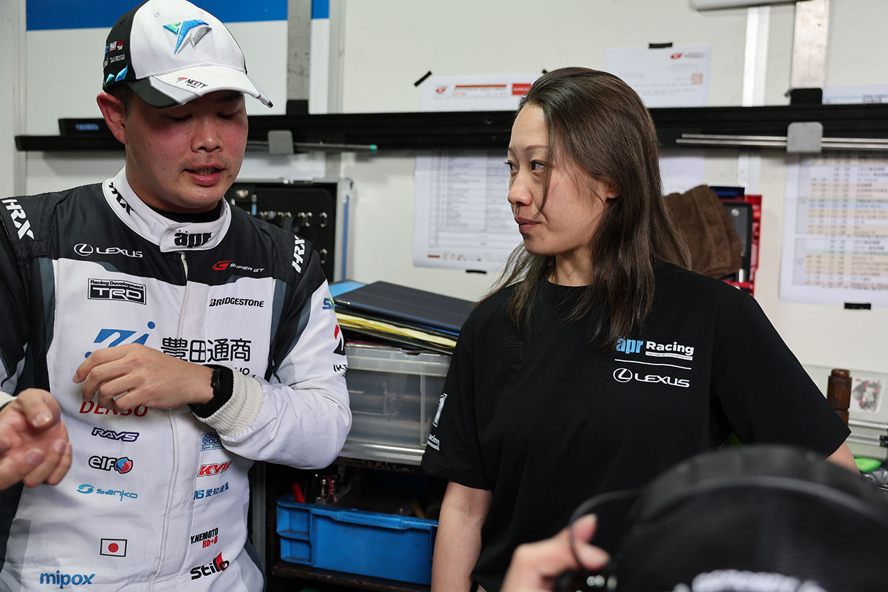 根本悠生と小山美姫（apr LC500h GT）
