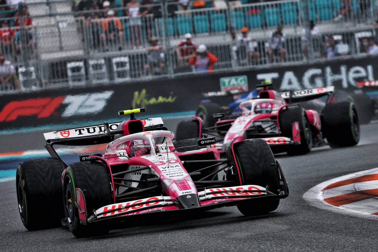 リアム・ローソンとアイザック・ハジャー（レーシングブルズ）