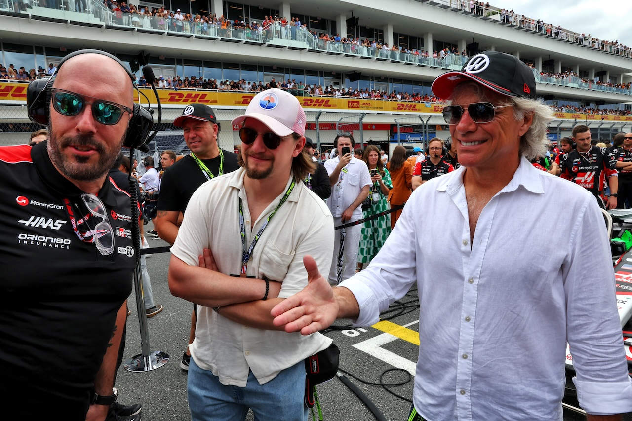 ボン・ジョヴィ来場／セブの活動／レゴよりも食事【SNSピックアップ今週のF1界】