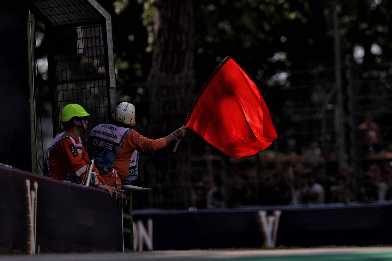 レッドフラッグを振るマーシャル