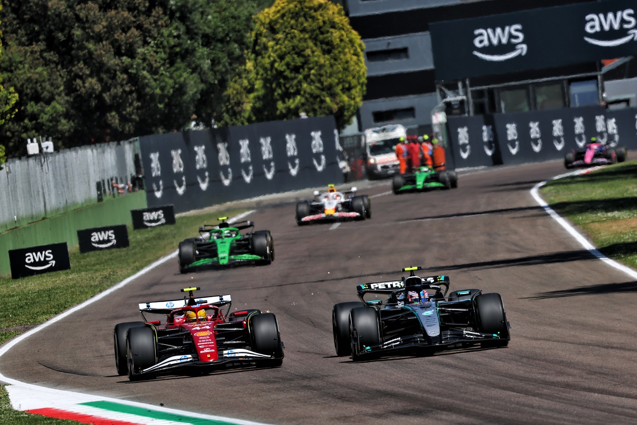 アンドレア・キミ・アントネッリ（メルセデス）とルイス・ハミルトン（フェラーリ）