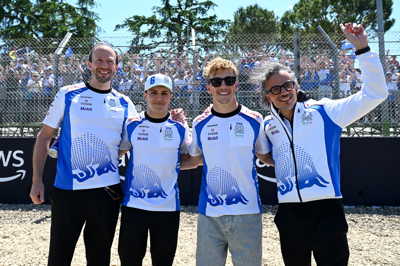 レーシングブルズのCEOピーター・バイエル、アイザック・ハジャー、リアム・ローソン、チーム代表ローレン・メキース