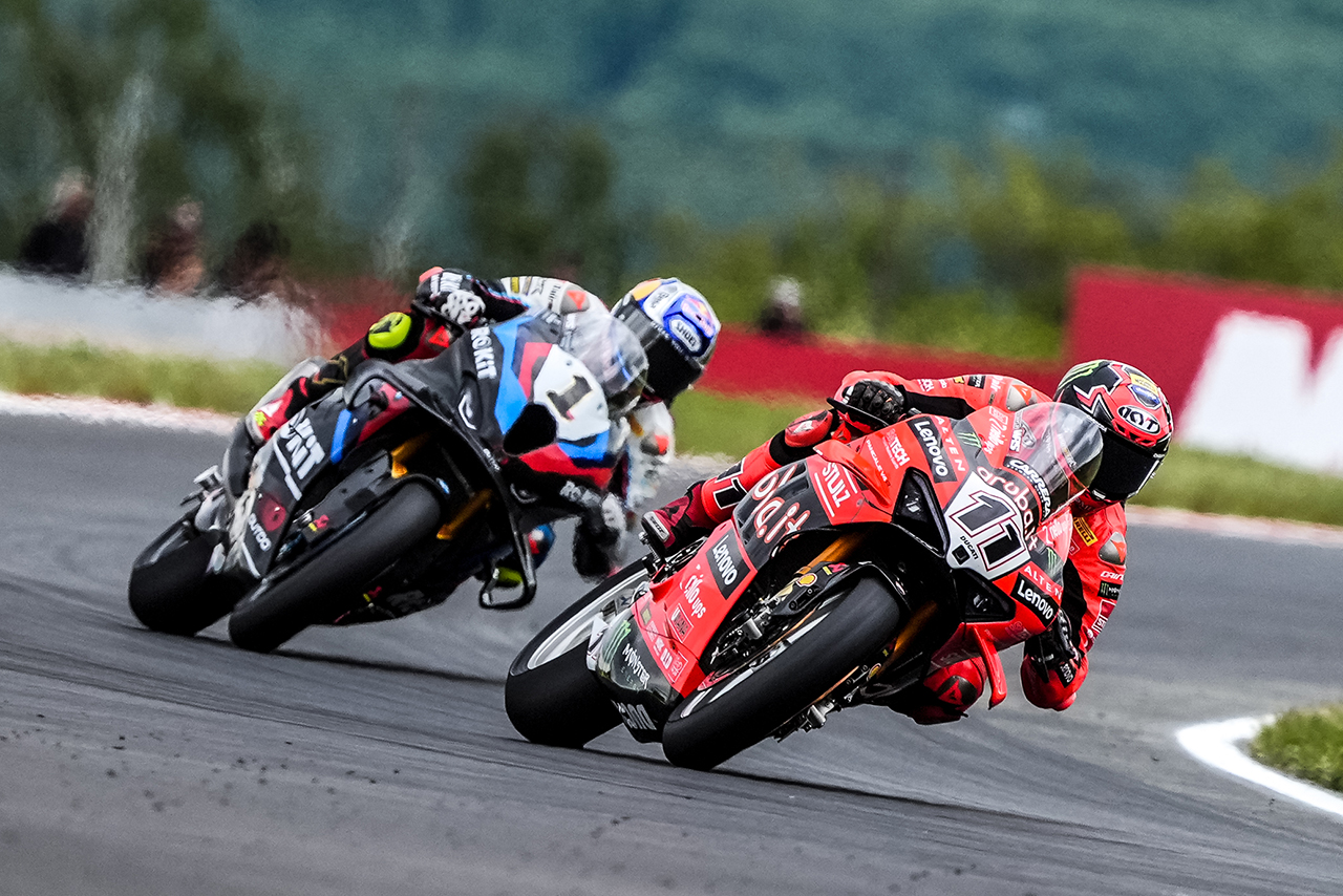 ゴール手前の劇的なオーバーテイク。ブレガが0.027秒差で制す【順位結果】2025SBK第5戦チェコ 決勝レース2