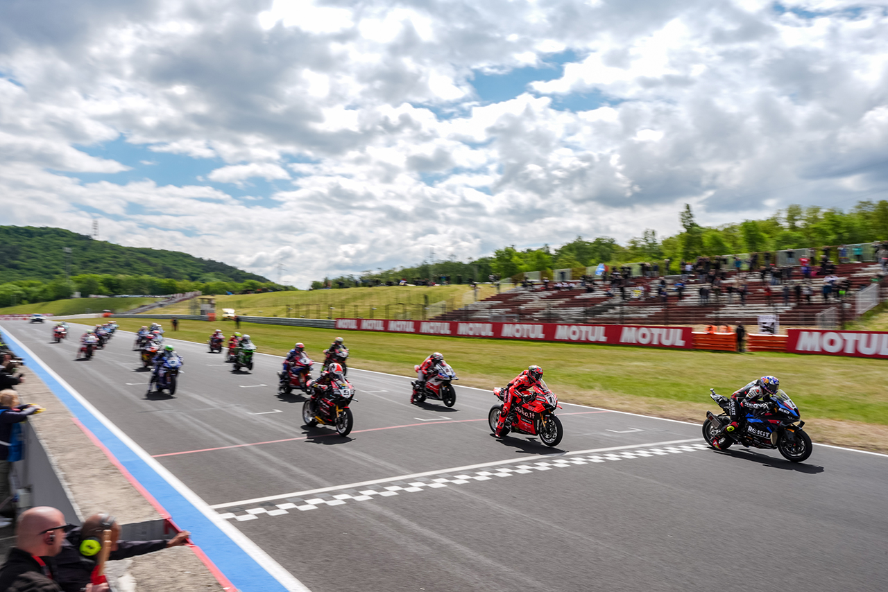 ゴール手前の劇的なオーバーテイク。ブレガが0.027秒差で制す【順位結果】2025SBK第5戦チェコ 決勝レース2