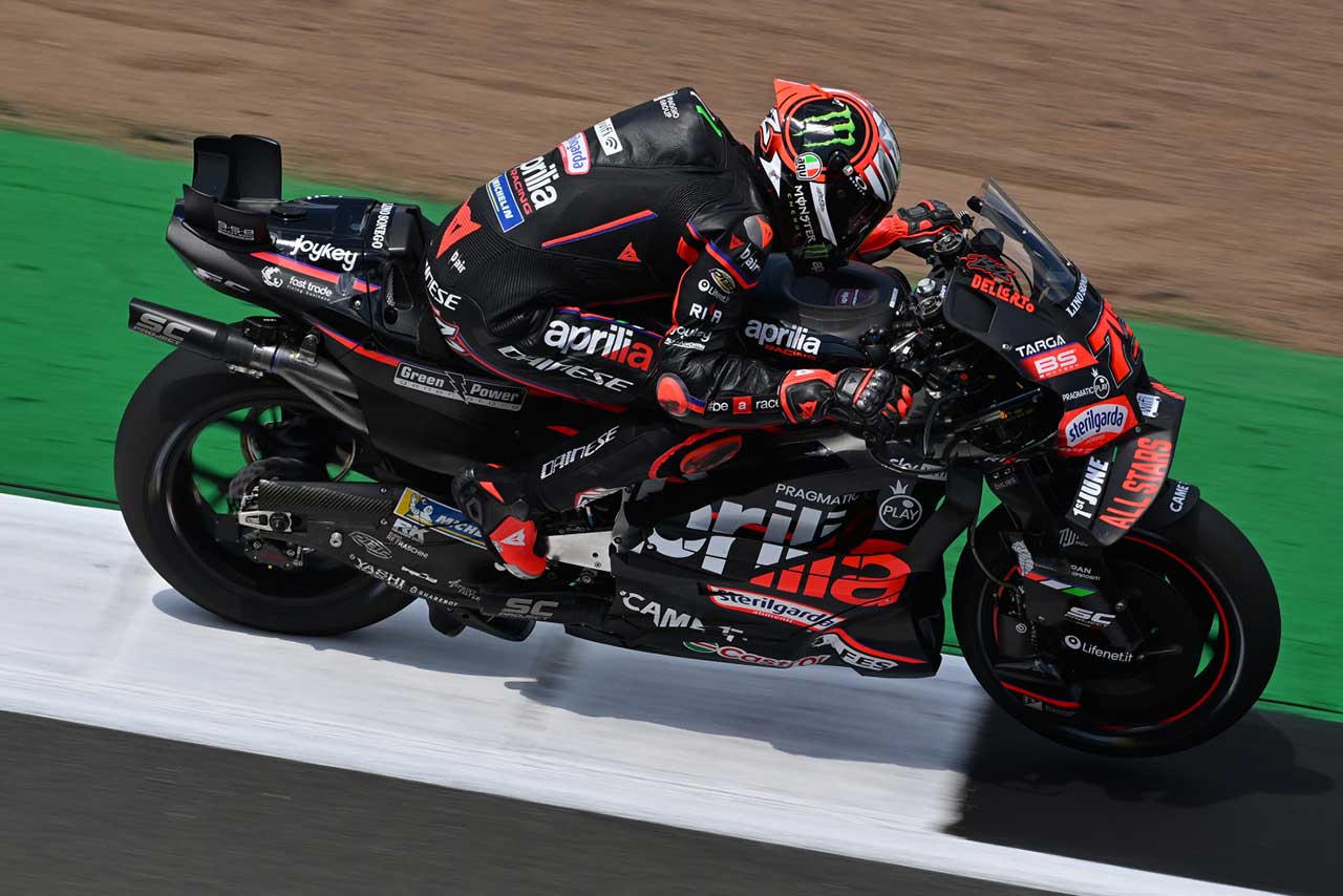ベゼッチ、アプリリアで初優勝。独走クアルタラロはトラブルで無念の離脱／MotoGP第7戦イギリスGP