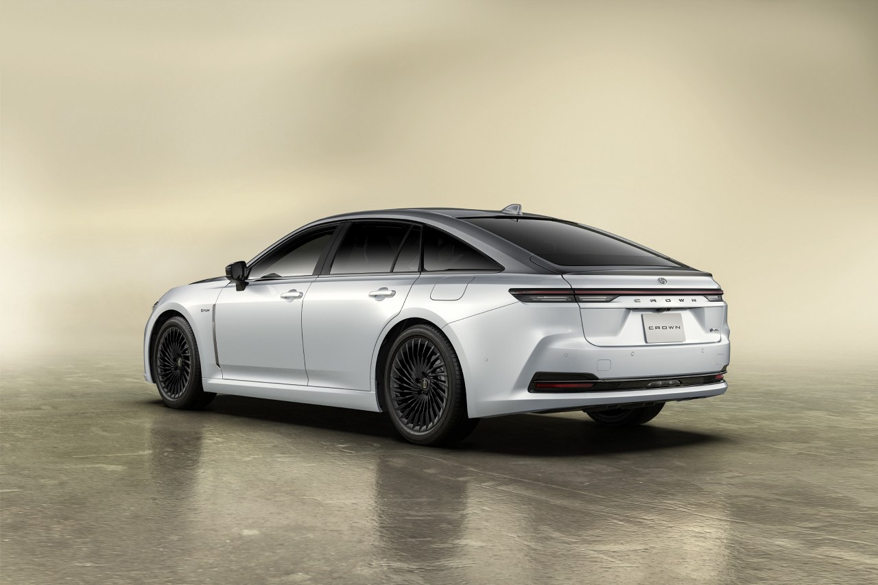 トヨタ、誕生70周年の『クラウン・セダン』に2種類の特別仕様車を設定。HEV、FCEVの双方を用意