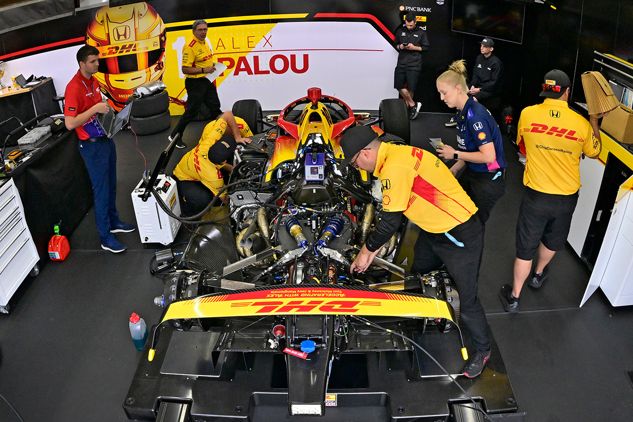 インディ500初のハイブリッドシステムレースは攻める側も守る側も互角の状態