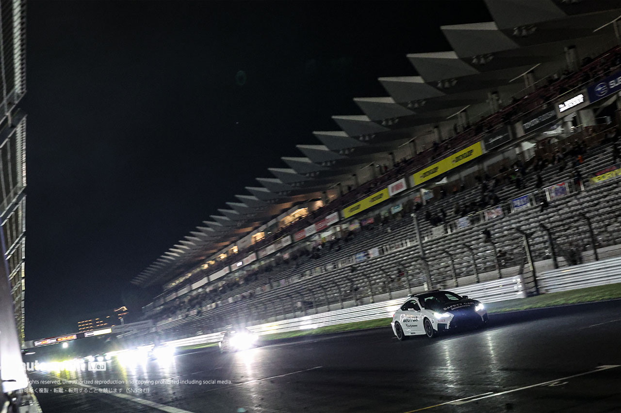 花火の煙による視界不良でセーフティカー導入の珍事も。スーパー耐久富士24時間は夜間走行に波乱