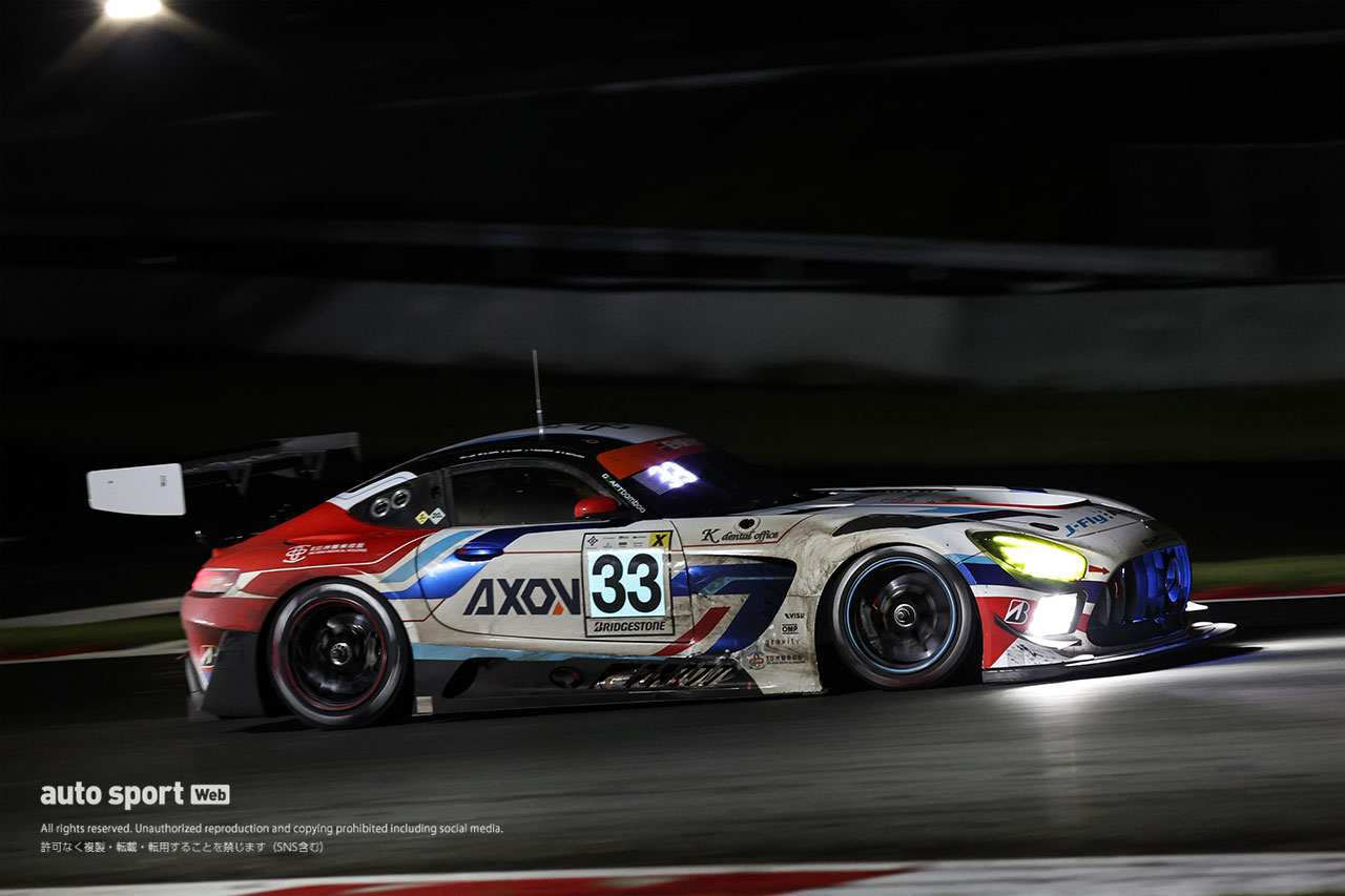 花火の煙による視界不良でセーフティカー導入の珍事も。スーパー耐久富士24時間は夜間走行に波乱