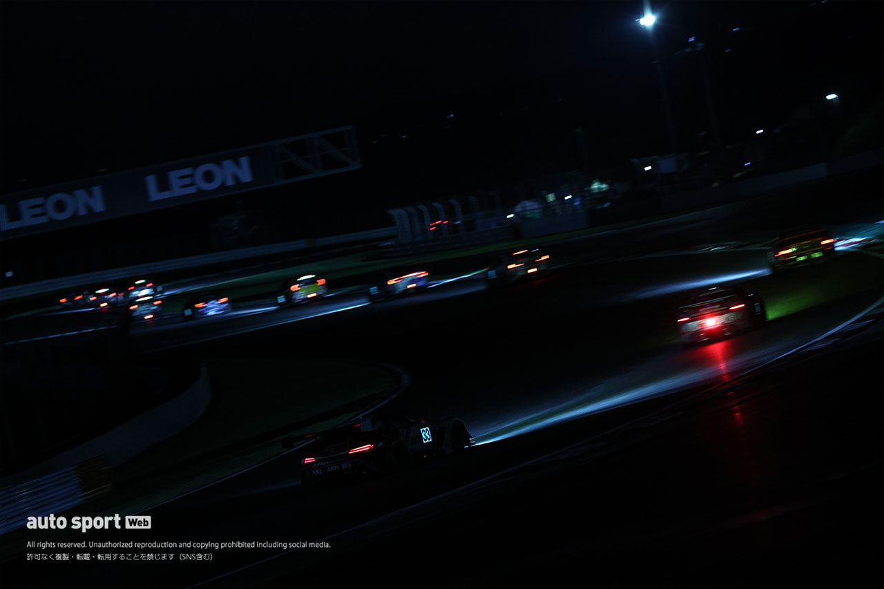 花火の煙による視界不良でセーフティカー導入の珍事も。スーパー耐久富士24時間は夜間走行に波乱