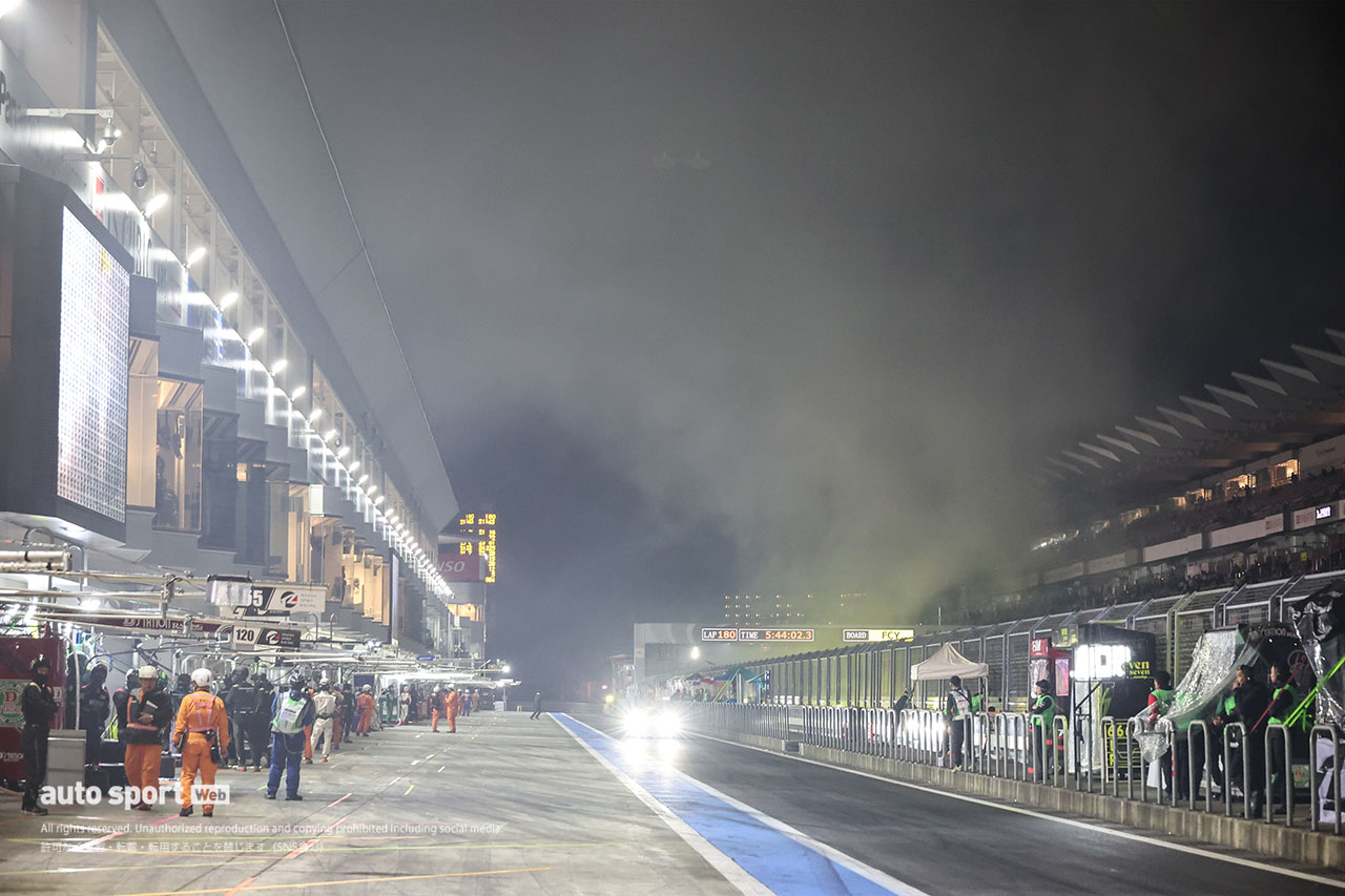 花火の煙による視界不良でセーフティカー導入の珍事も。スーパー耐久富士24時間は夜間走行に波乱