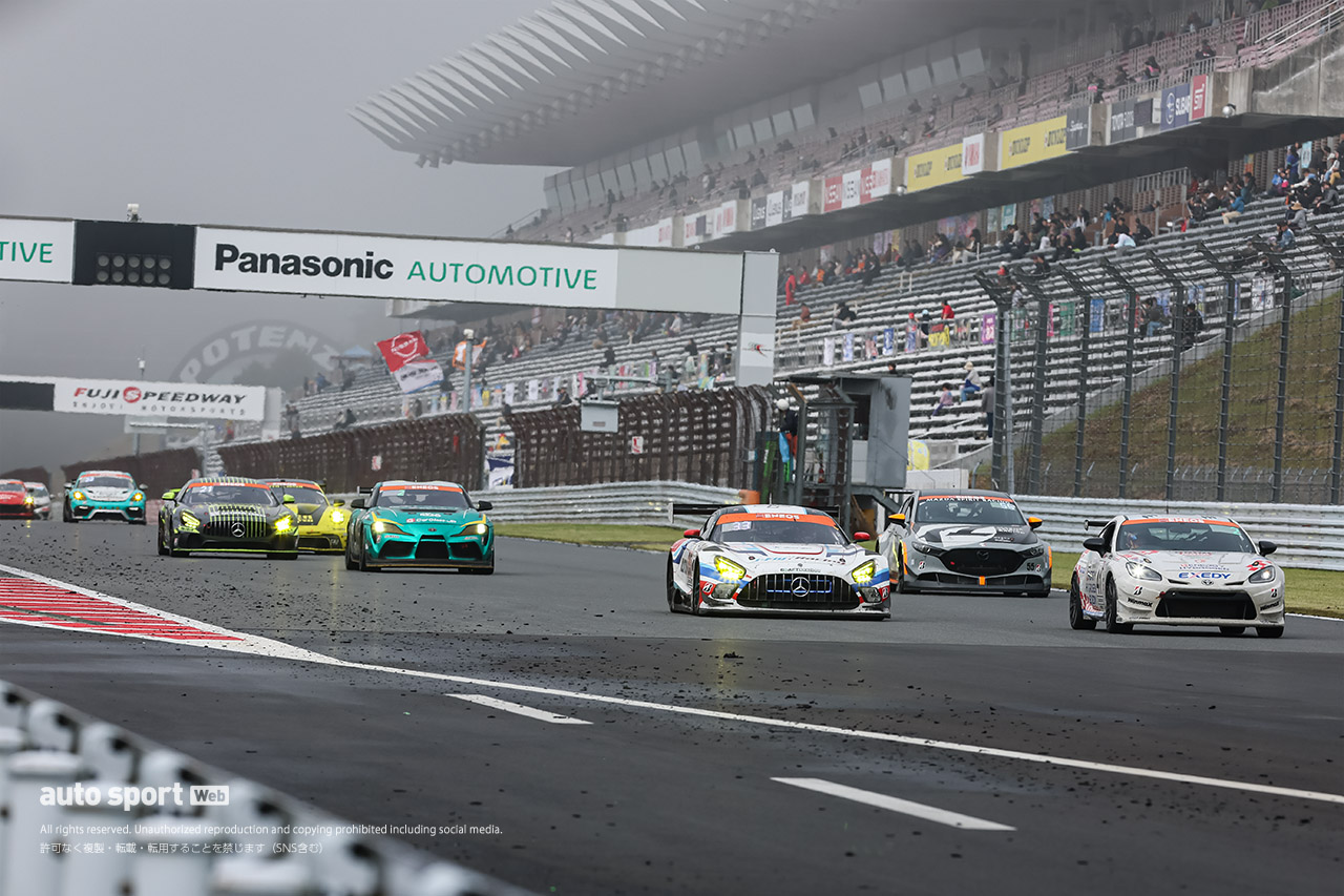 富士24時間の夜間はクラッシュと濃霧で長い中断。コンディション回復の7時45分から後半戦へ
