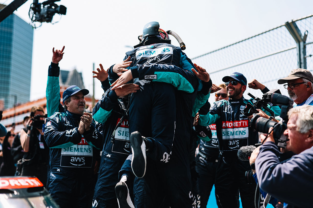 ダメージを負いながらもオーバーテイク連発。シボレーの本拠地デトロイトでホンダ勢カークウッド躍動、今季2勝目／インディカー第7戦