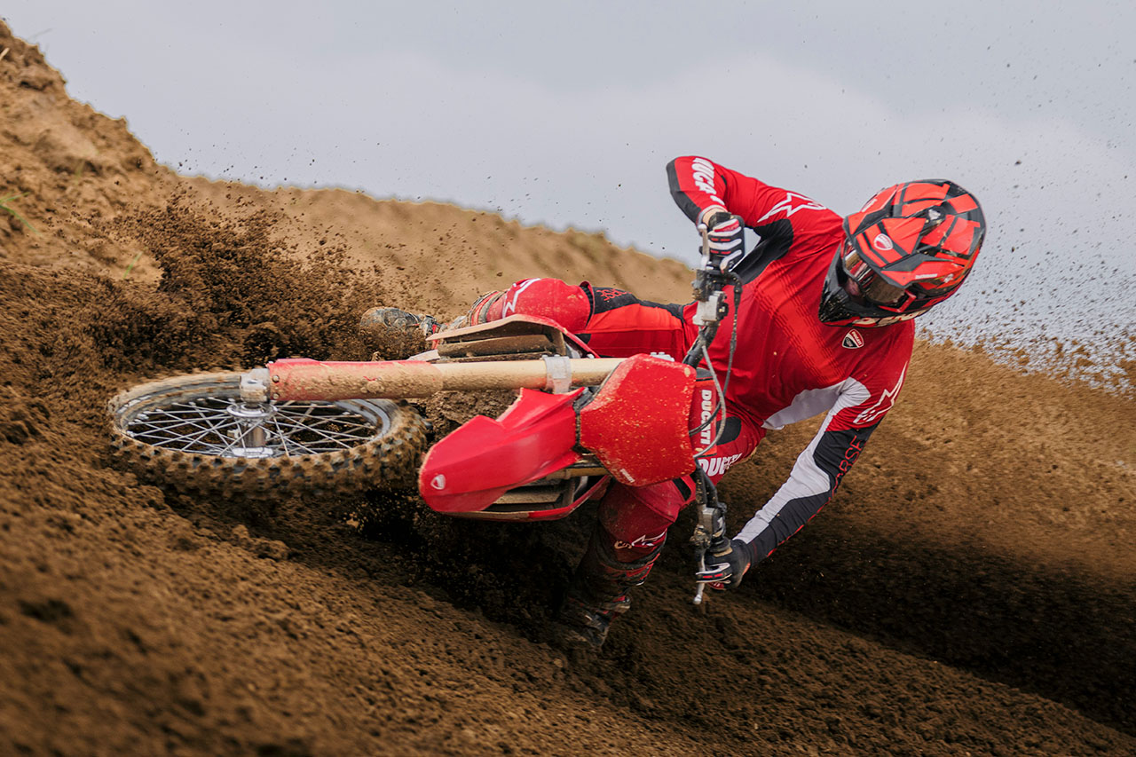 ドゥカティ、史上初のモトクロスバイク『デスモ450 MX』の市販モデルを発表