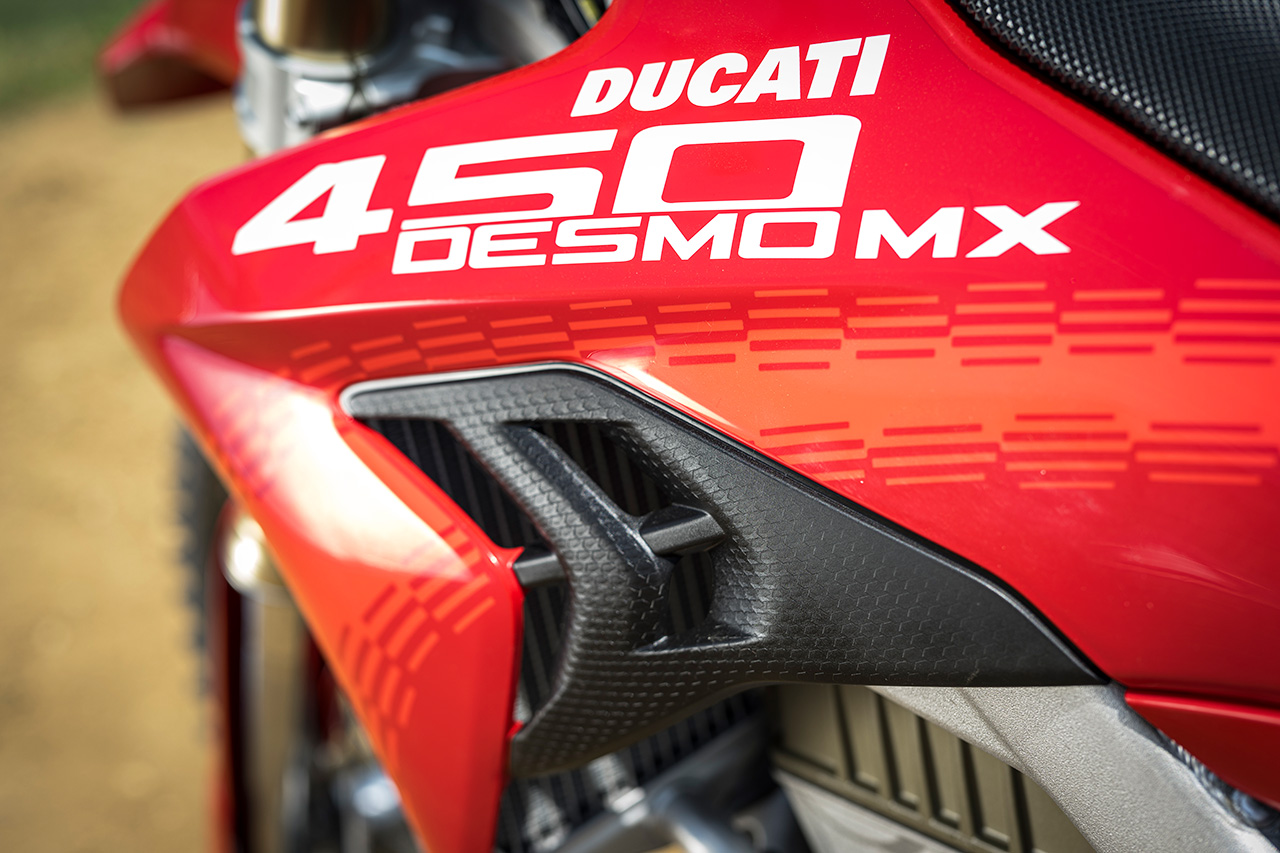 ドゥカティ、史上初のモトクロスバイク『デスモ450 MX』の市販モデルを発表
