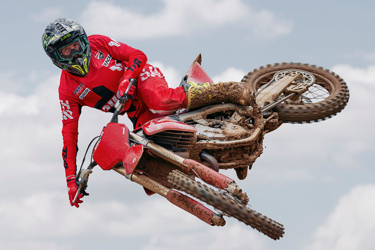 ドゥカティ、史上初のモトクロスバイク『デスモ450 MX』の市販モデルを発表