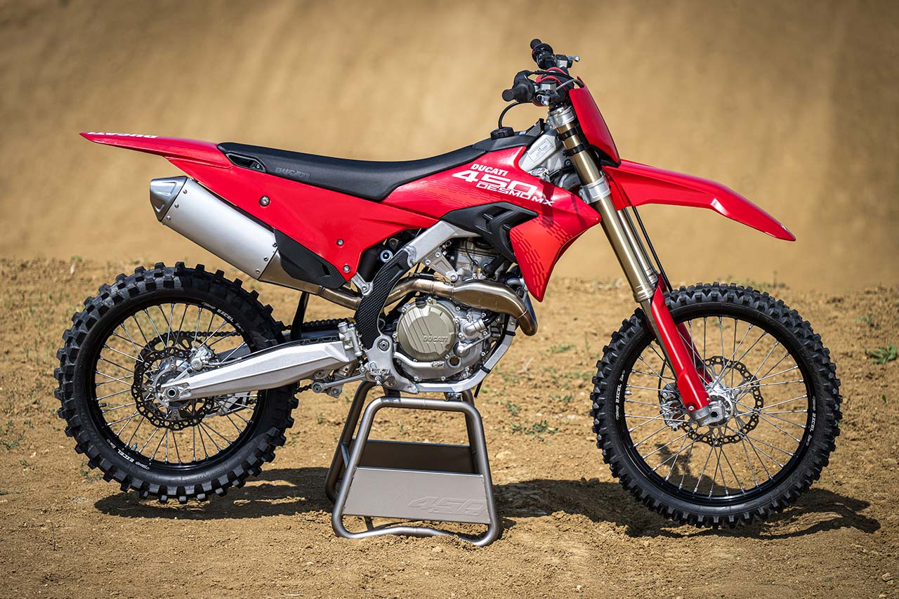 ドゥカティ、史上初のモトクロスバイク『デスモ450 MX』の市販モデルを発表