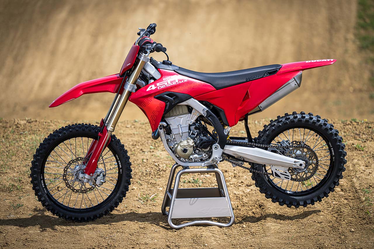 ドゥカティ、史上初のモトクロスバイク『デスモ450 MX』の市販モデルを発表