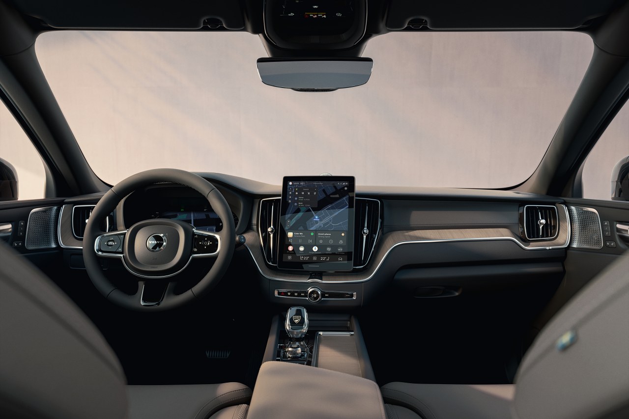 ボルボ、円熟の『XC60』に次世代UK採用。11.2インチに大型化したセンターディスプレイを搭載