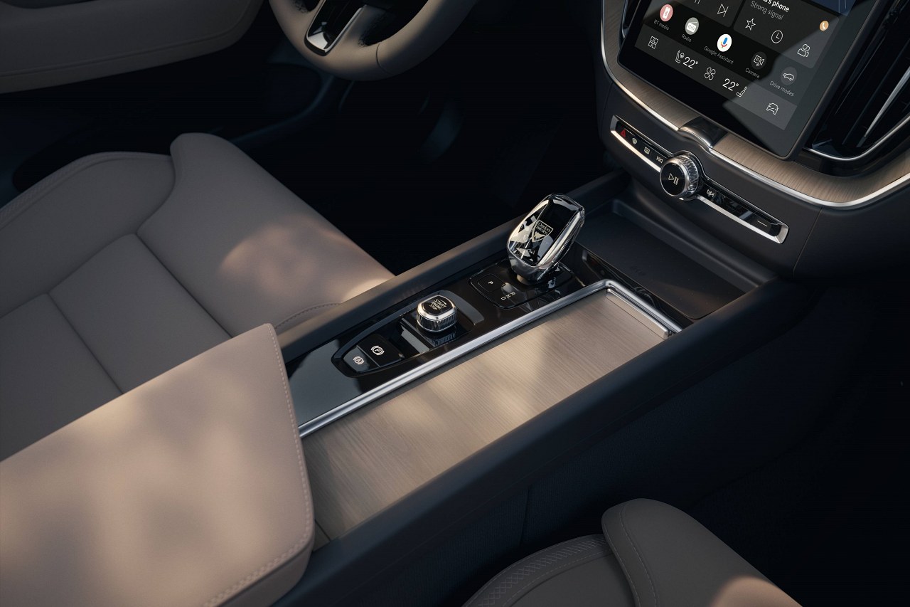 ボルボ、円熟の『XC60』に次世代UK採用。11.2インチに大型化したセンターディスプレイを搭載