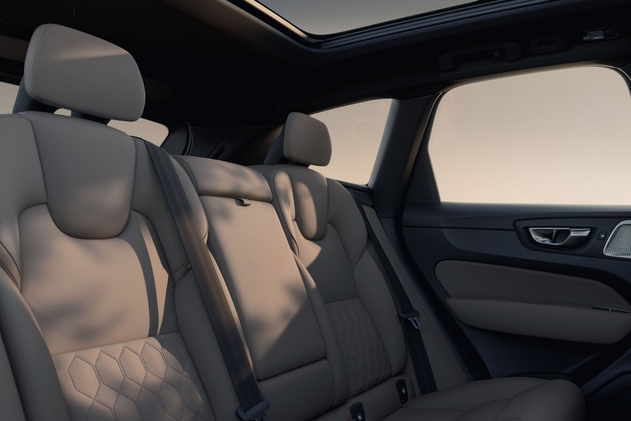 ボルボ、円熟の『XC60』に次世代UK採用。11.2インチに大型化したセンターディスプレイを搭載