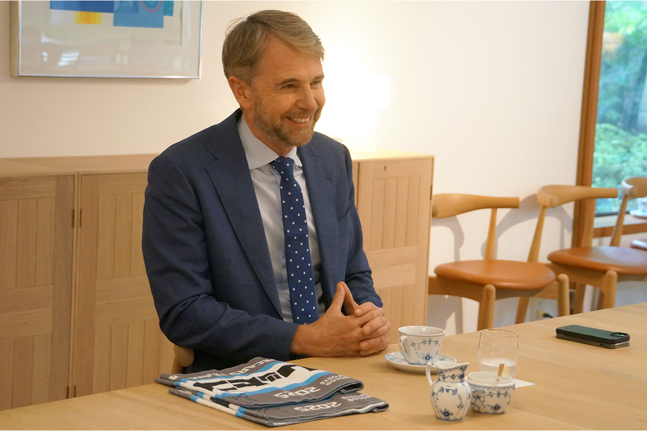 ラスムッセン、駐日デンマーク大使を表敬訪問。大使と第6＆7戦富士での再会と活躍の約束を交わす