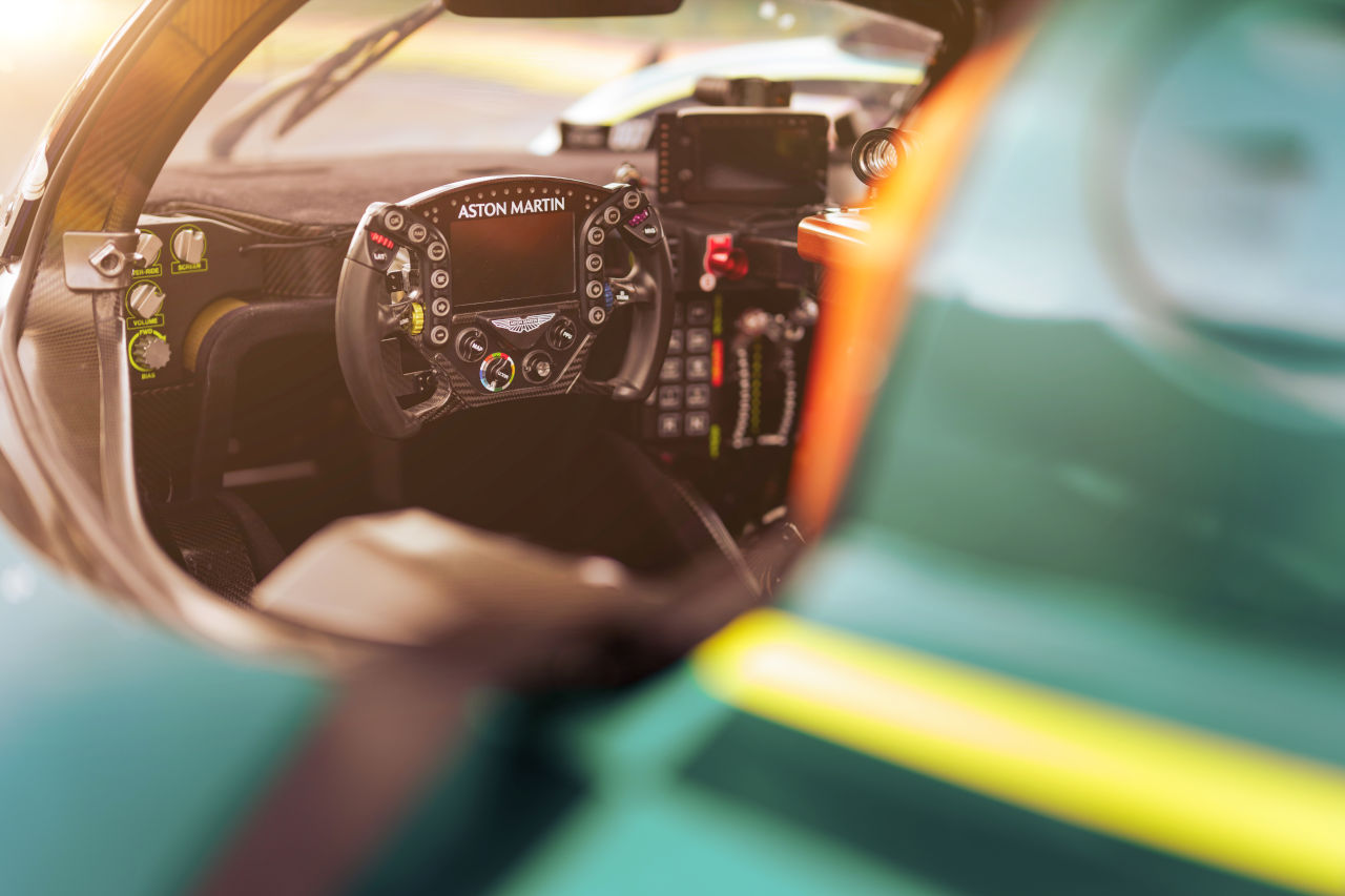 V型12気筒の咆哮とル・マン参戦マシンとほぼ同じ走行体験を提供。アストンマーティン、サーキット専用車『ヴァルキリーLM』を初公開