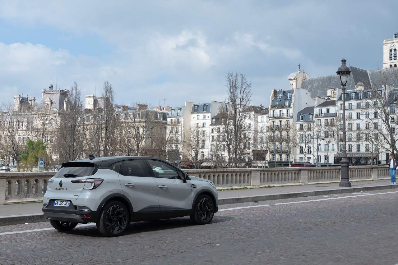 ルノー、コンパクトSUV『キャプチャー』を改良。新フェイスに“エスプリ・アルピーヌ”も導入